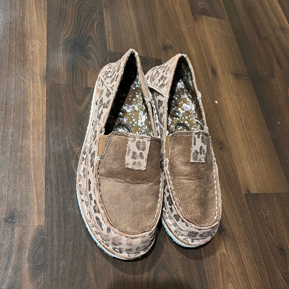 Very g taupe leopard cruiser shoes